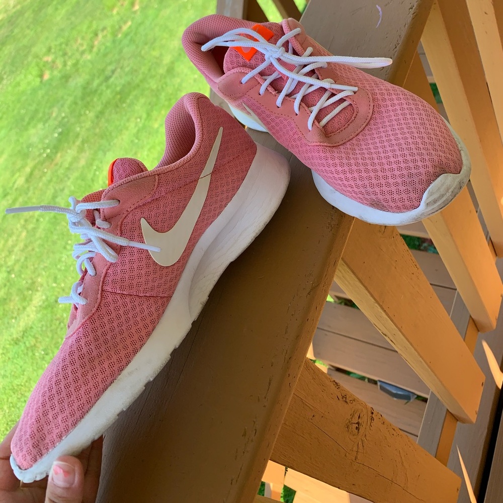 Pink Nike Roshe Runs! 💗🤩